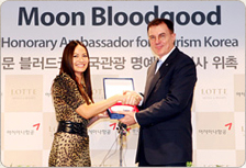 Moon Bloodgood: la primera Embajadora Honoraria del Turismo de Hollywood