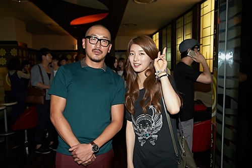 与秀智合影 河正宇也紧张?:韩国旅游官方网站