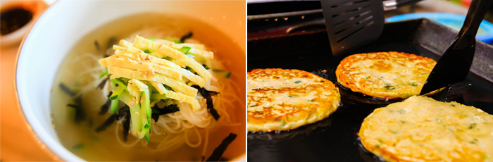 照片)清进洞美食街人气菜单面条(左图),绿豆煎饼(右图)