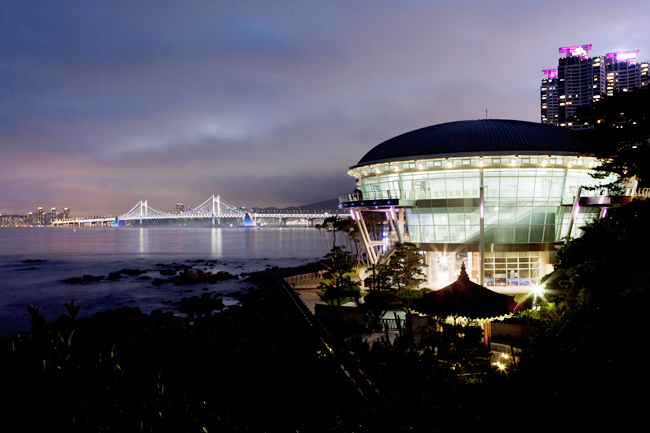 晚上的apec世峰楼全景,远方是广安大桥的壮观夜景 位于釜山市海
