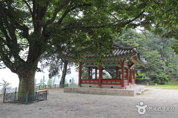Hwaseokjeong Pavilion (화석정)