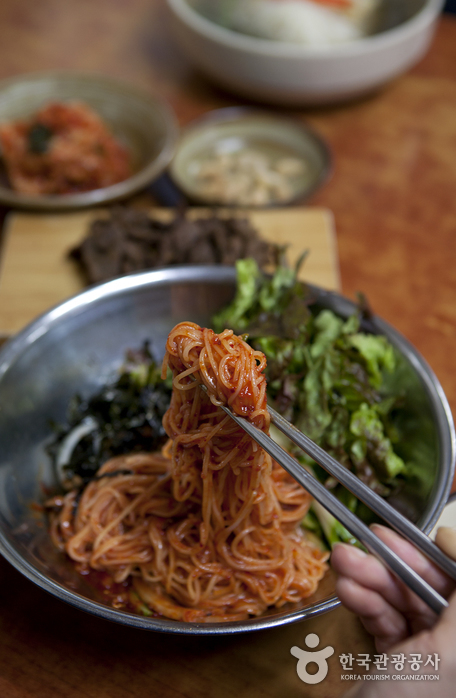 숯불고기와 맛있게 어울리는 국수집의 비빔국수