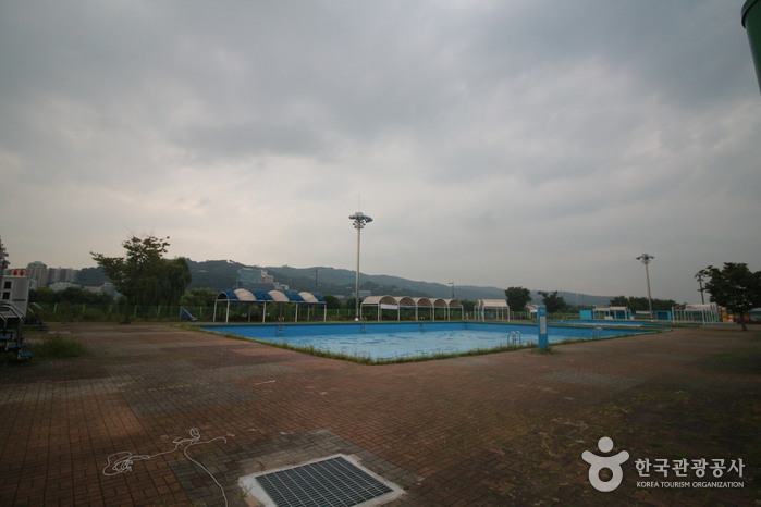 Piscines en plein air au parc de Hangang - Gwangnaru (한강시민공원 광나루수영장)