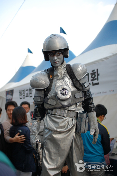 퍼포먼스 공연자, 온통 은빛색으로 칠하고 군인로봇 분장을 한 사람