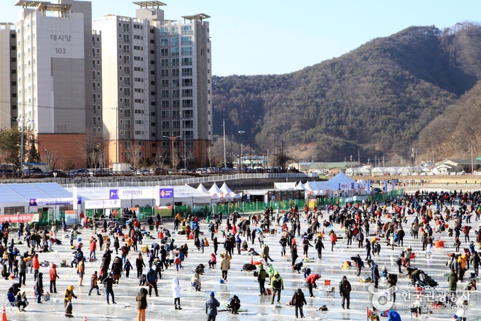 산천어 낚시를 즐기는 관광객들