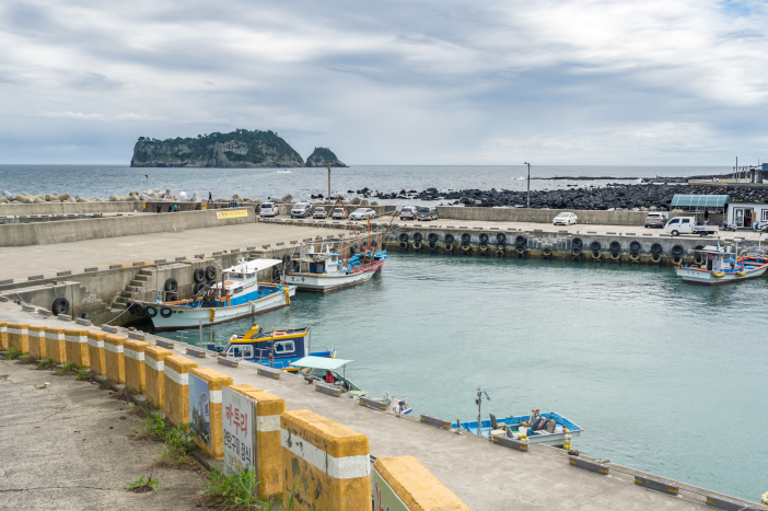 编入济州偶来小路第7路线的法还浦口是度假村附近有名的日出胜地。