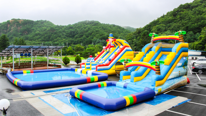 The swimming pool of DaWoo Resort is particularly popular with children.