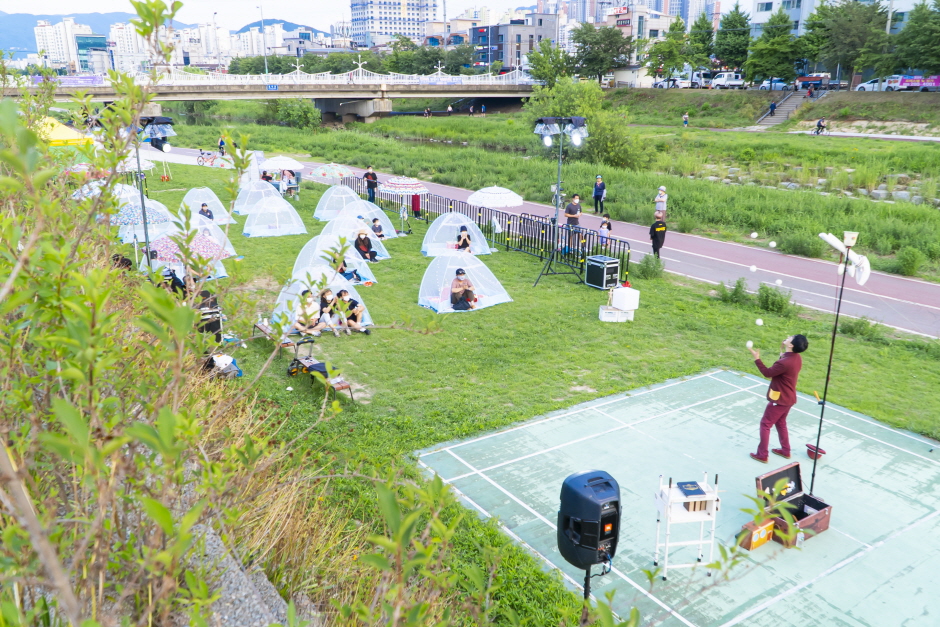 Chuncheon Mime Festival (춘천마임축제)