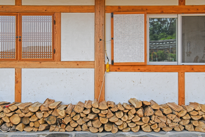 Oak tree firewood for an ondolbang (room with Korea’s traditional heating system)