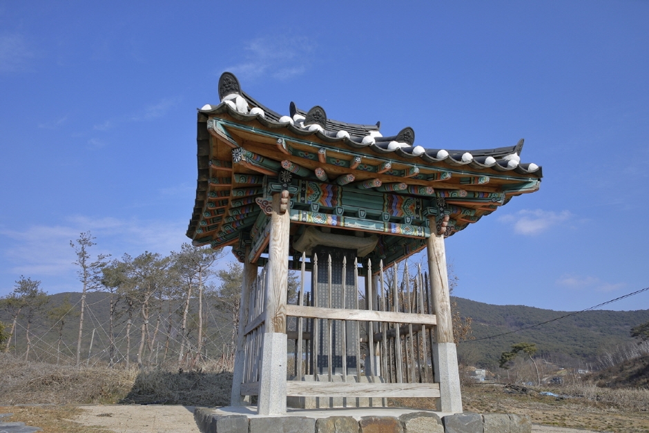 Hongseong Jeongchungsa Shrine (정충사 (홍성))