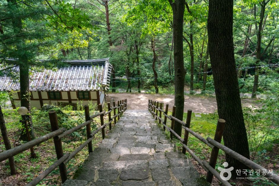 거창 가섭암지 마애여래삼존입상