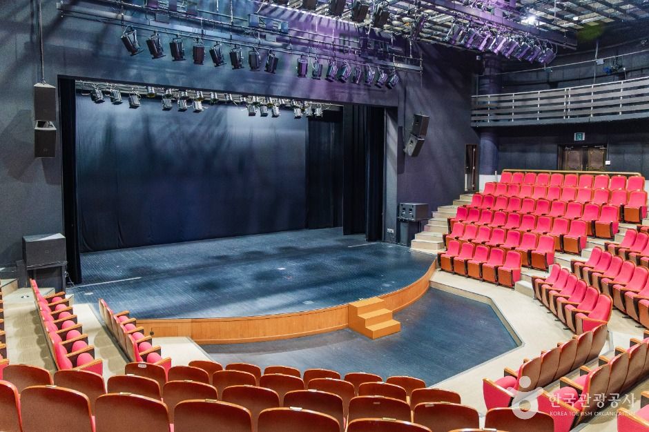 thumbnail-익산시솜리문화예술회관-6