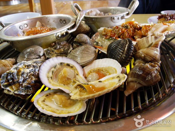 제부도에서 놓쳐선 안될 식도락 조개구이. 가리비, 소라 등 맛이 그만이다