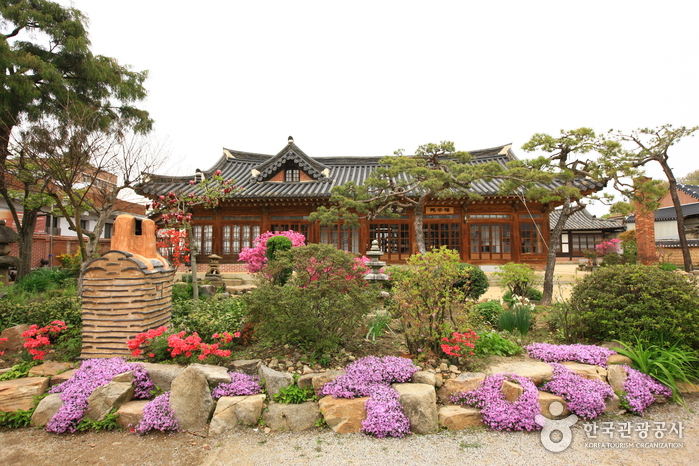 Hagindang House (학인당)
