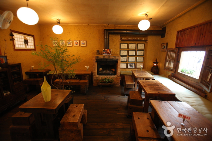 Yetchatjip (old teahouse) (옛찻집)