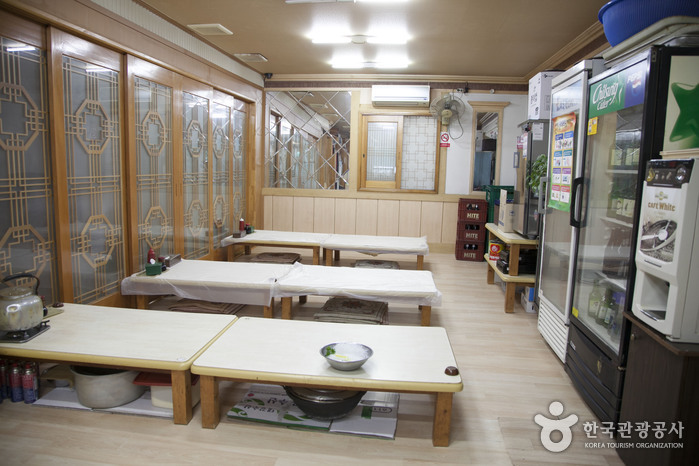 Chungmu Hoetjip (raw fish restaurant) (충무횟집)