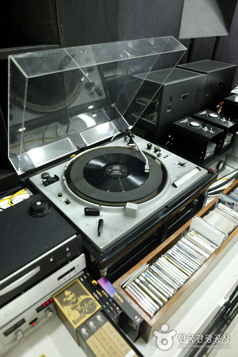 박물관 3층 전시장에서 만나는 클래식한 오디오 시스템