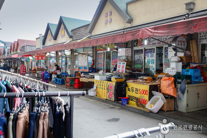 Chuncheon Folk Flea Market (Fifth-day Market) (춘천 풍물시장 / 풍물장 (2, 7일))