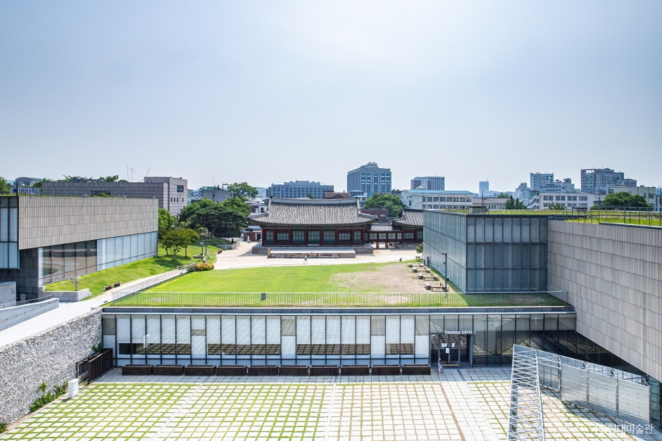 Национальный музей современного искусства в Сеуле (국립현대미술관 서울관)