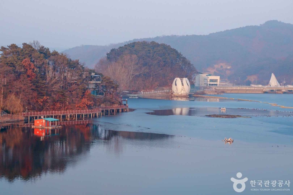 예당호 출렁다리(음악분수)