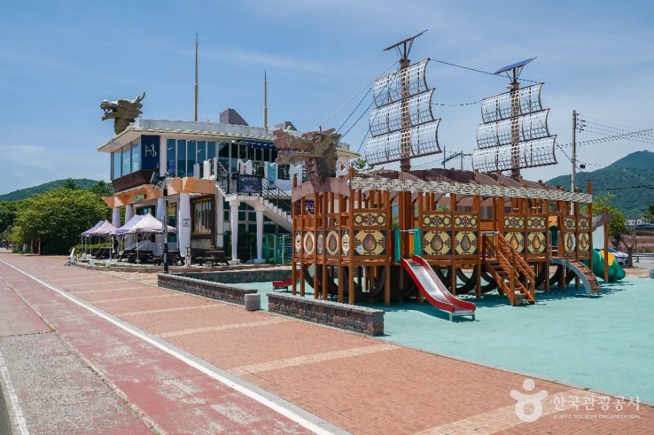 thumbnail-진해루해변공원-2