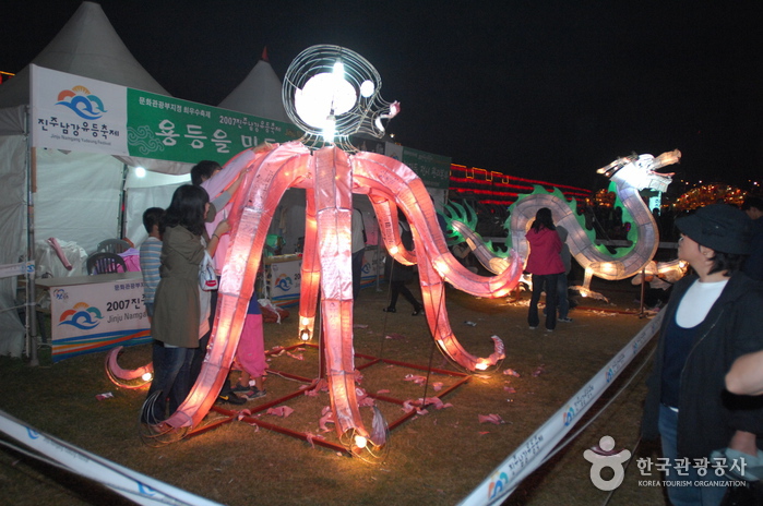 Jinju Namgang Yudeung (Lantern) Festival (진주 남강유등축제)