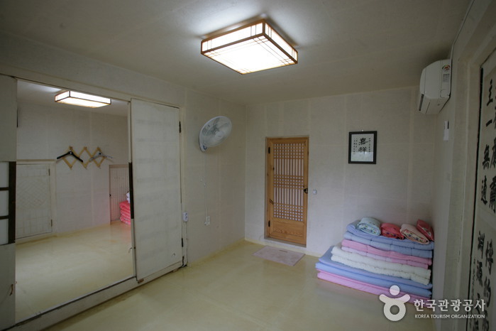 Chiam House (치암고택)