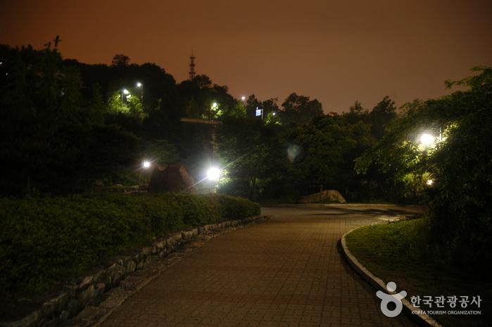 Namsangol Hanok Village (남산골 한옥마을)