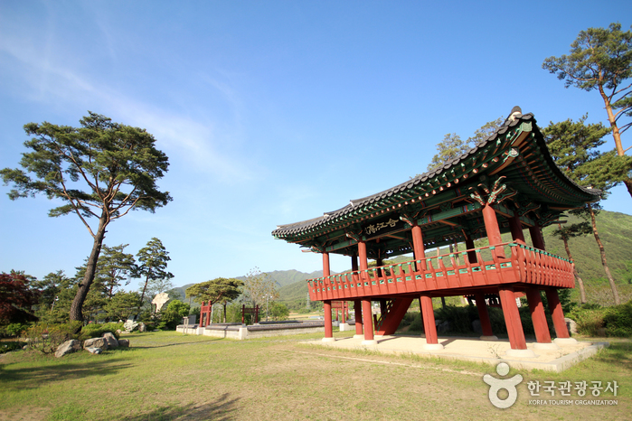 번지점프대 뒤로 올라가면 볼 수 있는 합강정. 왼쪽이 중앙단이다.