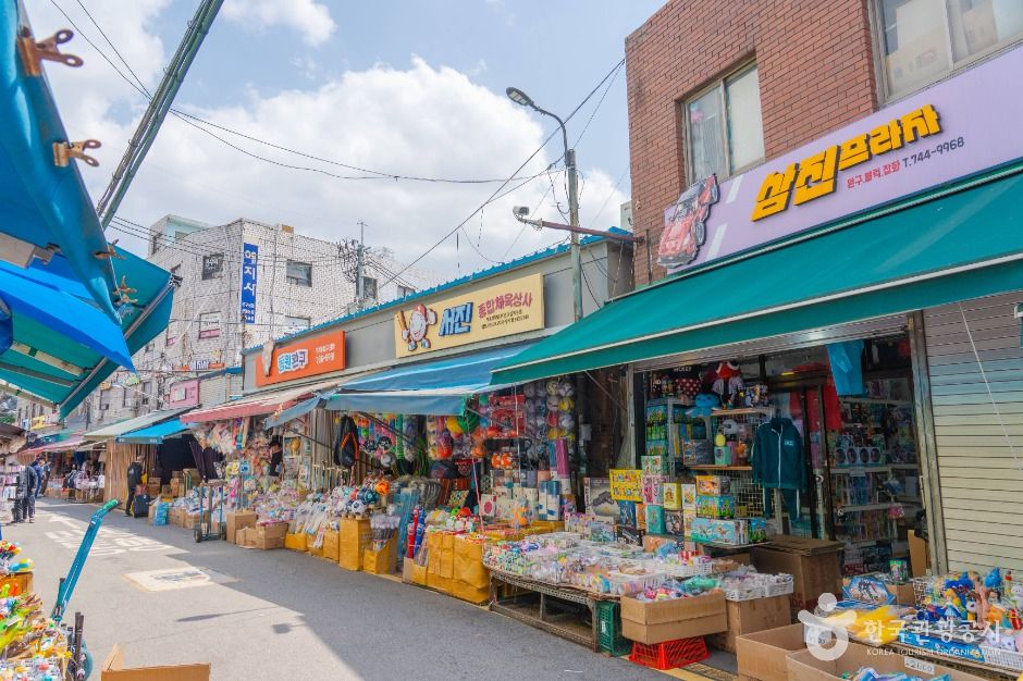 동대문 문구완구거리 (창신동 문구완구시장)