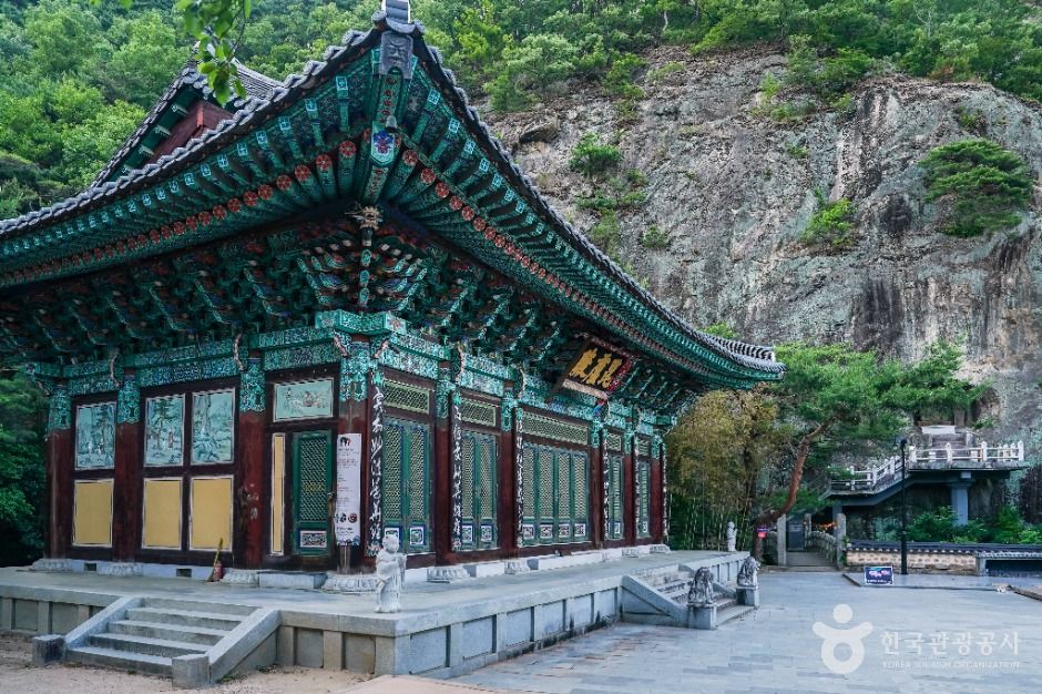 군위 아미타여래삼존 석굴