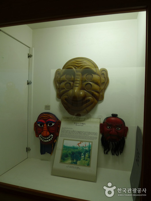Hahoe Mask Museum (하회동 탈 박물관)