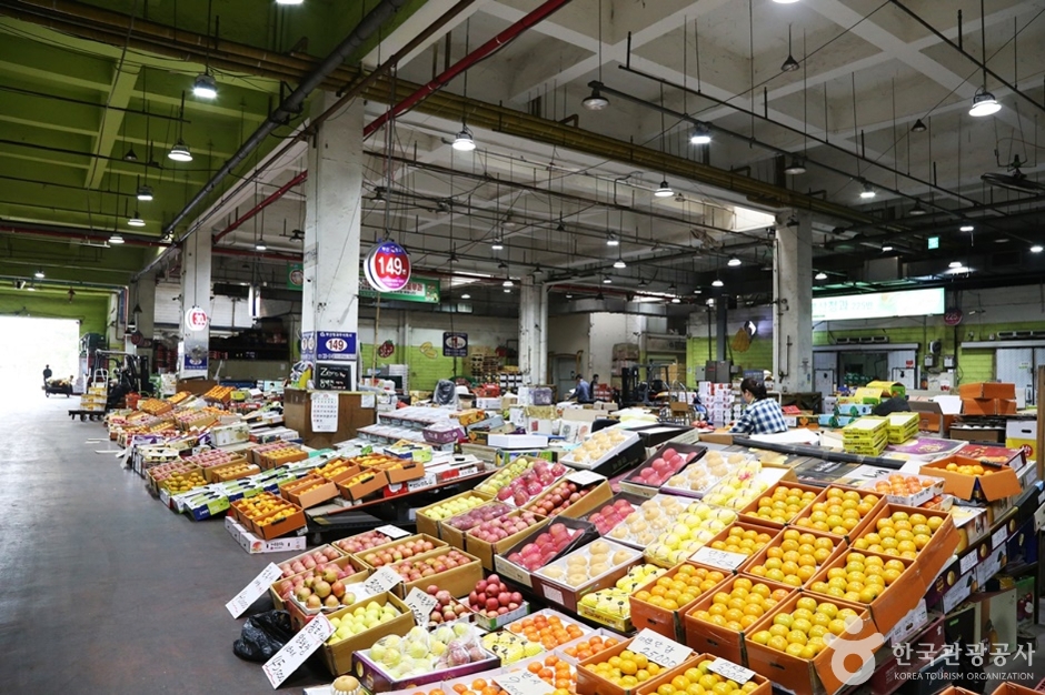 Busan Eomgung Agricultural Wholesale Market (부산 엄궁농산물도매시장)