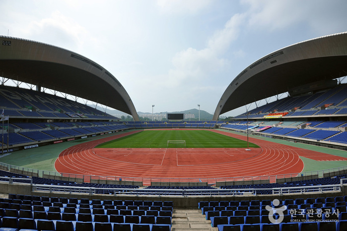 Стадион Чемпионата мира по футболу в Кванчжу (광주월드컵경기장)
