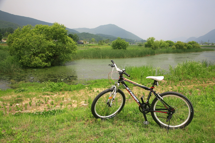 북한강 자전거길 물의정원에 세워둔 자전거