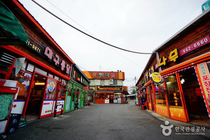 Dakddongjip-Gasse im Pyeonghwa-Markt Daegu (대구 평화시장 닭똥집 골목)