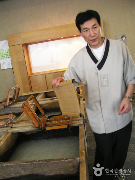Jeonju Hanji Museum (전주한지박물관)
