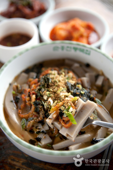 메밀묵 위에 무생채와 깨소금, 김가루를 올린 순흥 전통묵밥