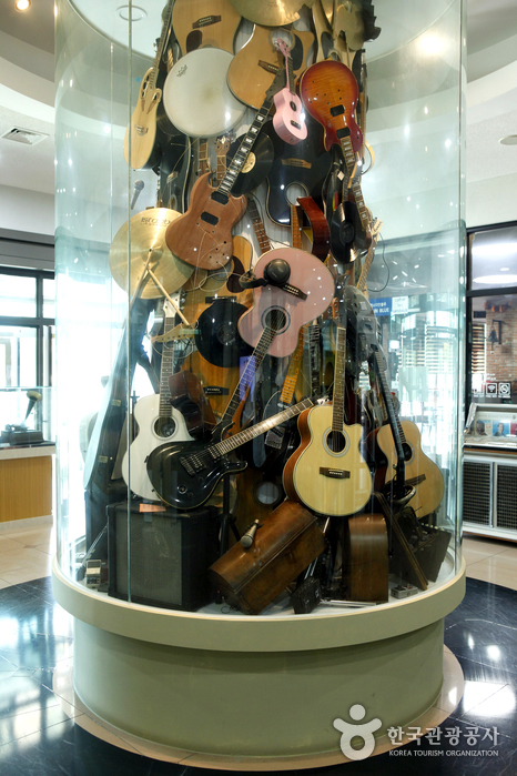 한국대중음악박물관의 입구에 놓인 기타 조형물