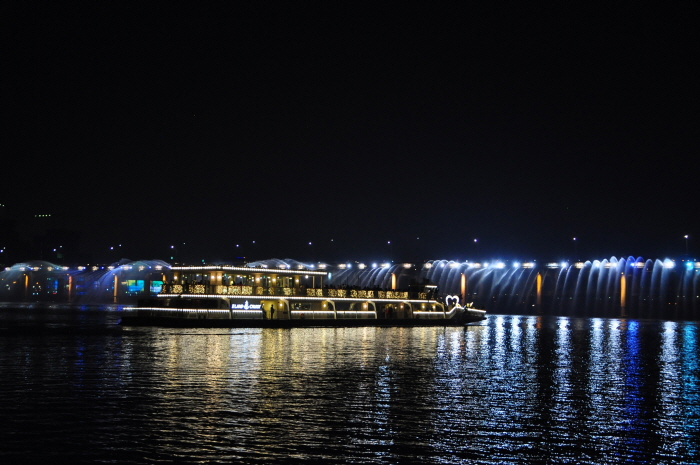 E-Land Cruise (Hangang River Ferry Cruise) (이랜드크루즈 (한강유람선))