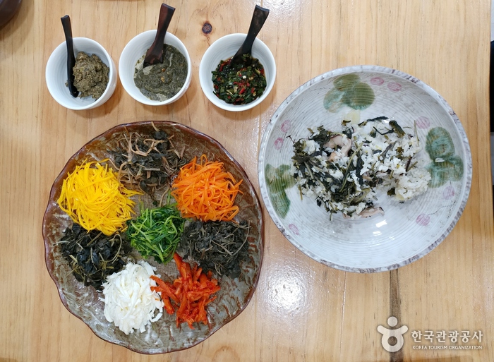 여러가지 반찬과 비벼먹을 소스 3종류가 나온다.
