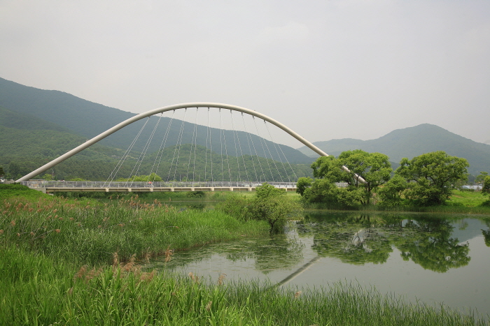 북한강 자전거길 중 물의정원을 지나는 다리