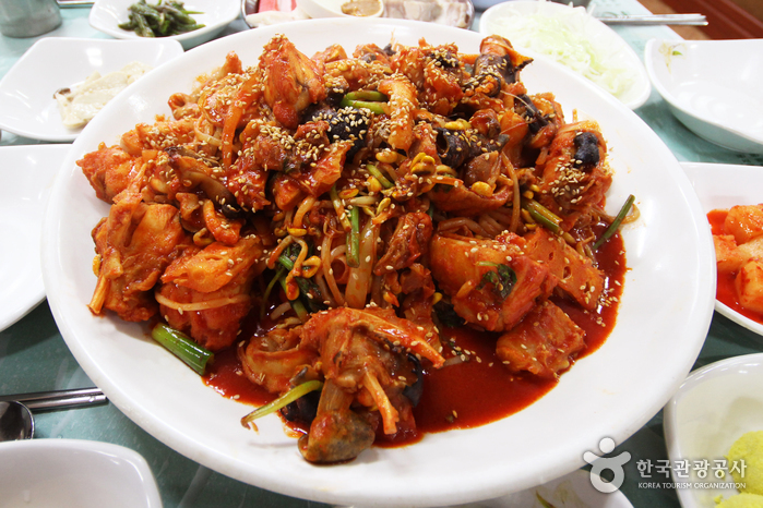 목포연안여객터미널 주변에 가면 푸짐한 아귀찜을 맛볼 수 있다