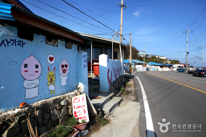 벽화와 바다가 마주 보는 대부리벽화마을