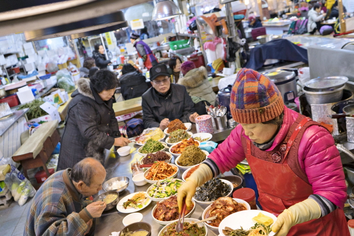 시장에서 뷔페를 즐기는 사람들