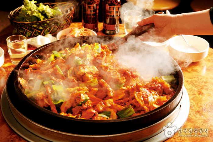 Rue du dakgalbi dans le quartier de Myeongdong à Chuncheon (춘천 명동 닭갈비 골목)