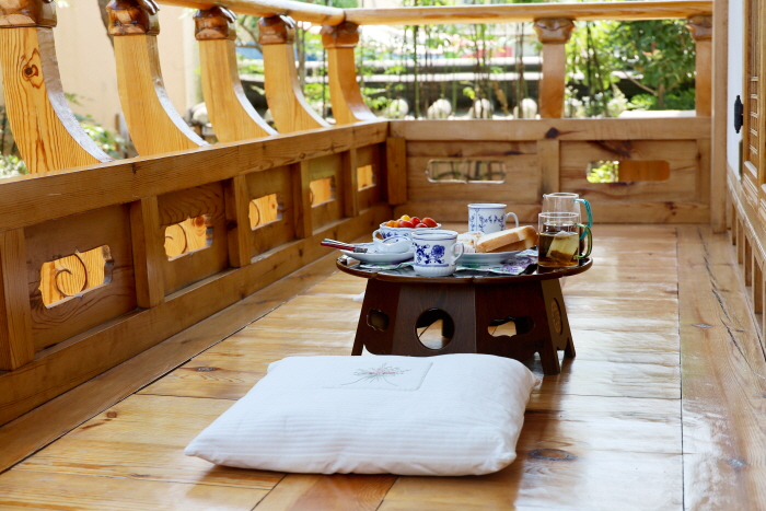 Breakfast at the numaru (loft) of the Munmu room