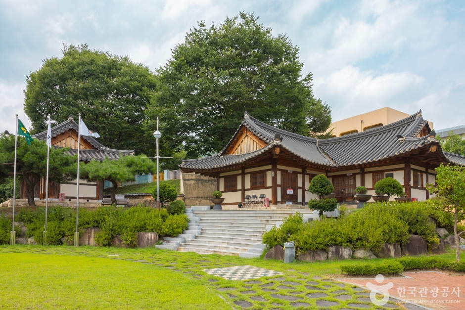 Cheongungak Hall (청운각)