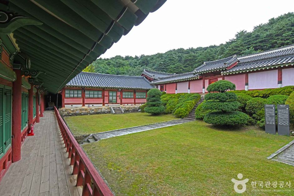 Gangneunghyanggyo Local Confucian School (강릉향교)