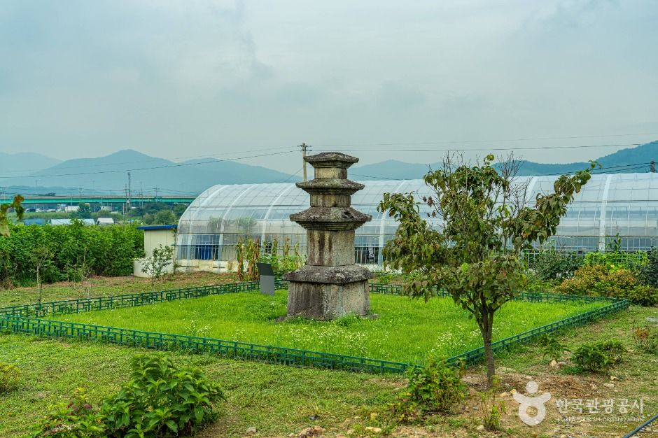 thumbnail-안성죽산리삼층석탑-7